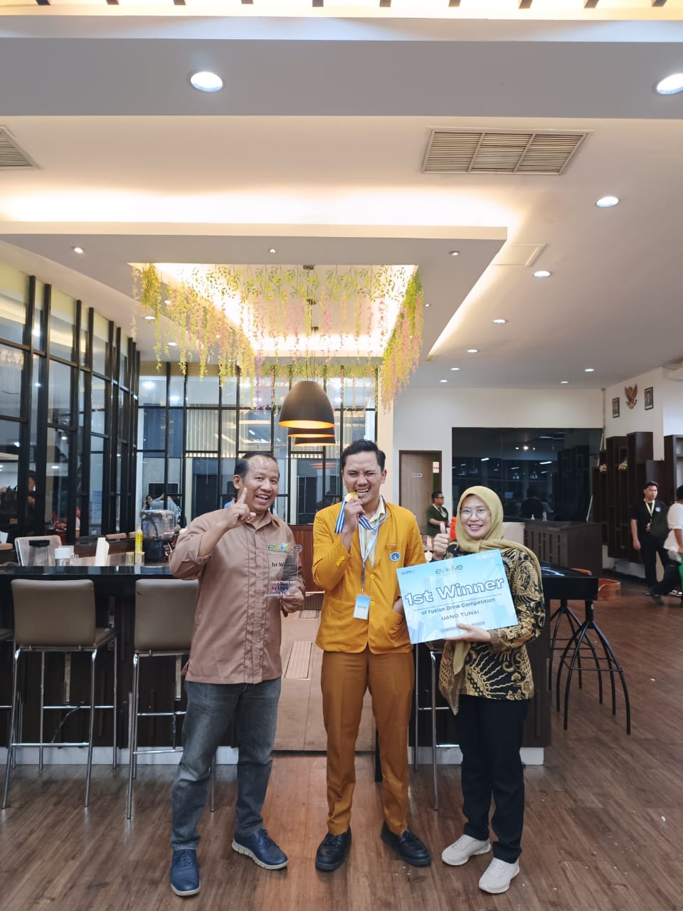 Mahasiswa Akpar Nusantara Tangerang Juara 1 Fusion Drink Competition Hospitour UPH 2026